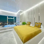 Sky Tower Z Jakuzzi Przy Oknie By Bqqk Lägenhet