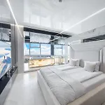 Sky Tower Z Jakuzzi Przy Oknie By Bqqk דירה