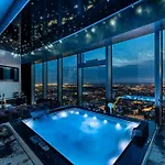 Sky Tower Z Jakuzzi Przy Oknie By Bqqk Lägenhet