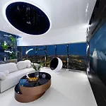 Sky Tower Z Jakuzzi Przy Oknie By Bqqk *