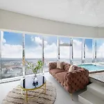 Sky Tower Z Jakuzzi Przy Oknie By Bqqk