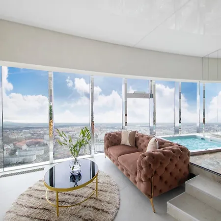 Sky Tower Z Jakuzzi Przy Oknie