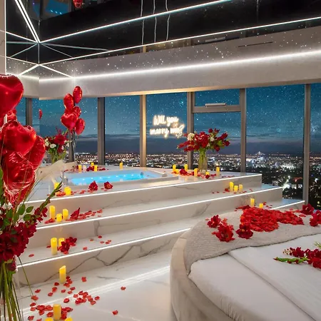 Sky Tower Z Jakuzzi Przy Oknie *