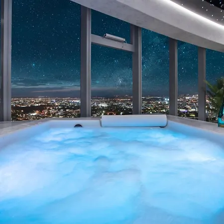 Sky Tower Z Jakuzzi Przy Oknie Апартаменты