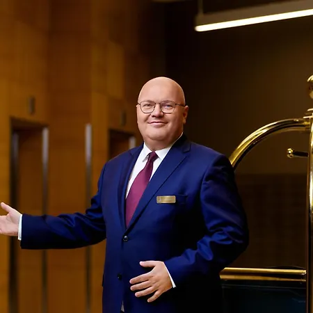 Sky Tower Z Jakuzzi Przy Oknie