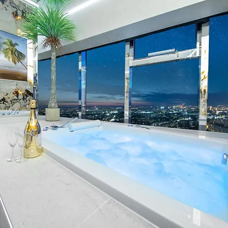 Sky Tower Z Jakuzzi Przy Oknie By Bqqk アパート ヴロツワフ