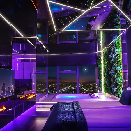 Sky Tower Z Jakuzzi Przy Oknie By Bqqk *
