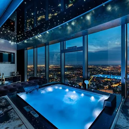 Sky Tower Z Jakuzzi Przy Oknie By Bqqk 아파트