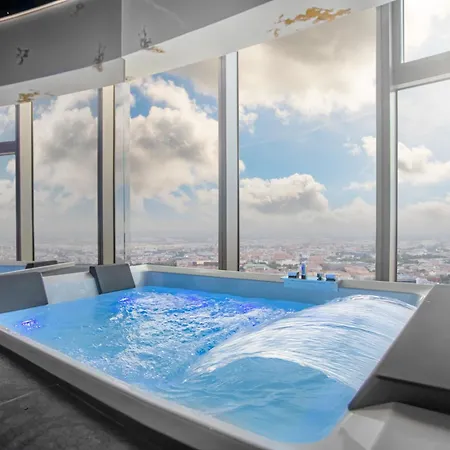 Sky Tower Z Jakuzzi Przy Oknie By Bqqk