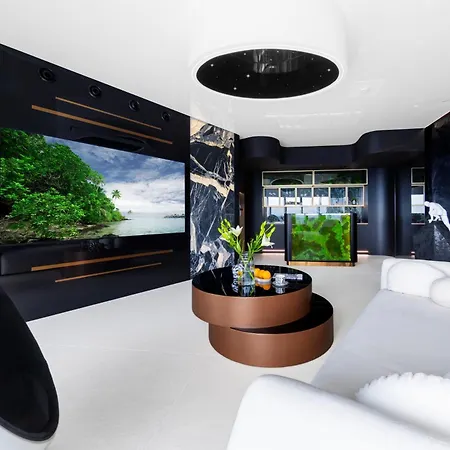 Sky Tower Z Jakuzzi Przy Oknie By Bqqk Vratislav