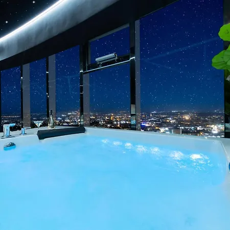 Sky Tower Z Jakuzzi Przy Oknie By Bqqk Apartmán Vratislav