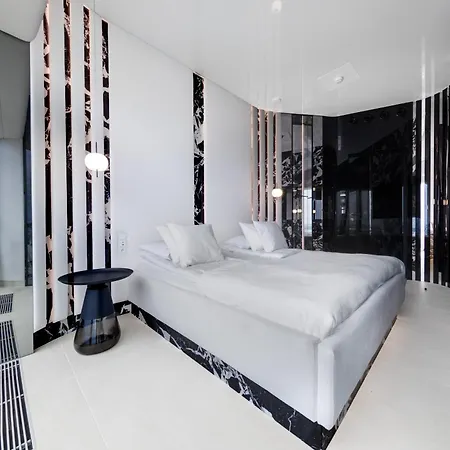 Sky Tower Z Jakuzzi Przy Oknie By Bqqk 브로츠와프