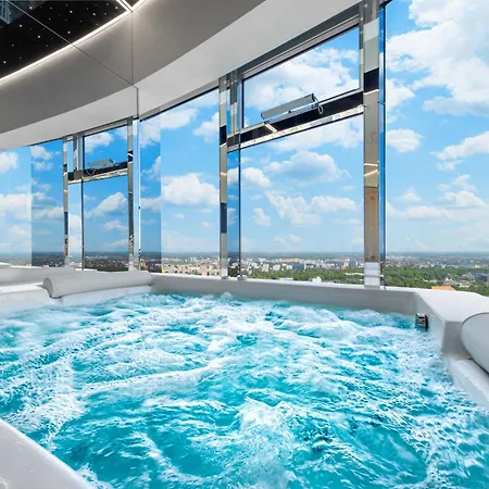 Sky Tower Z Jakuzzi Przy Oknie By Bqqk Vratislav