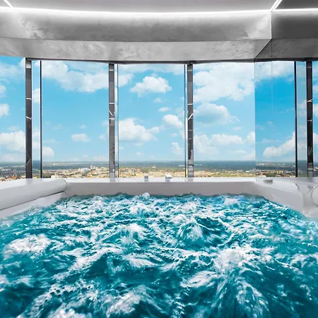 Sky Tower Z Jakuzzi Przy Oknie By Bqqk * Vratislav