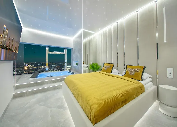 Sky Tower Z Jakuzzi Przy Oknie By Bqqk 아파트