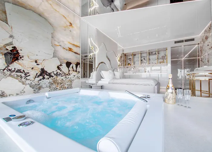 Sky Tower Z Jakuzzi Przy Oknie By Bqqk *