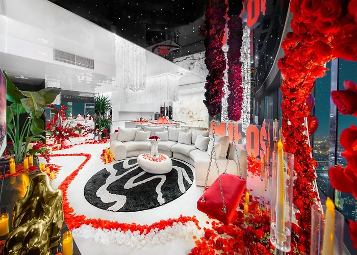 Sky Tower Z Jakuzzi Przy Oknie By Bqqk