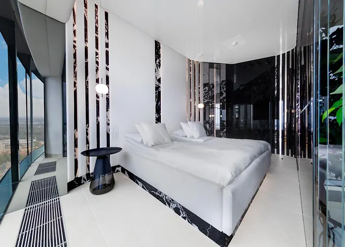 Sky Tower Z Jakuzzi Przy Oknie By Bqqk 브로츠와프